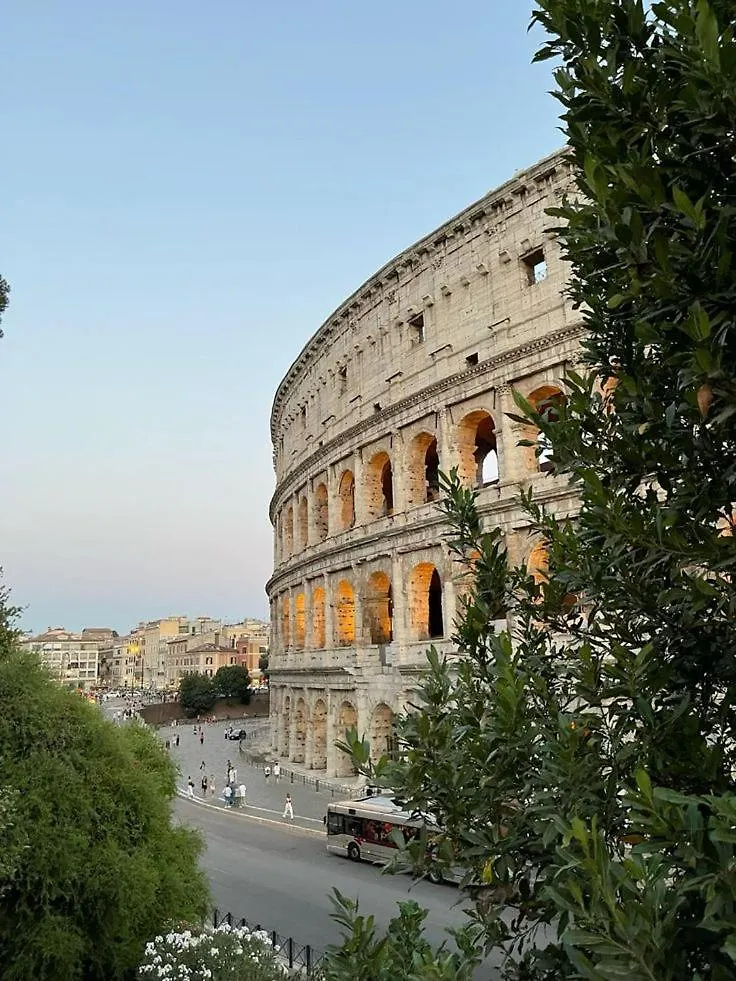 Sunny Apartment In Central Roma